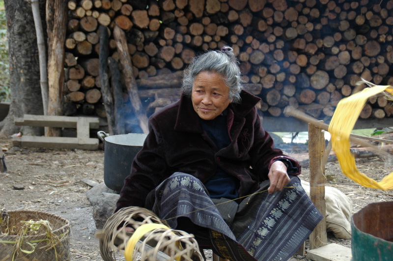 Vrouw in dorp spint de zijdedraad